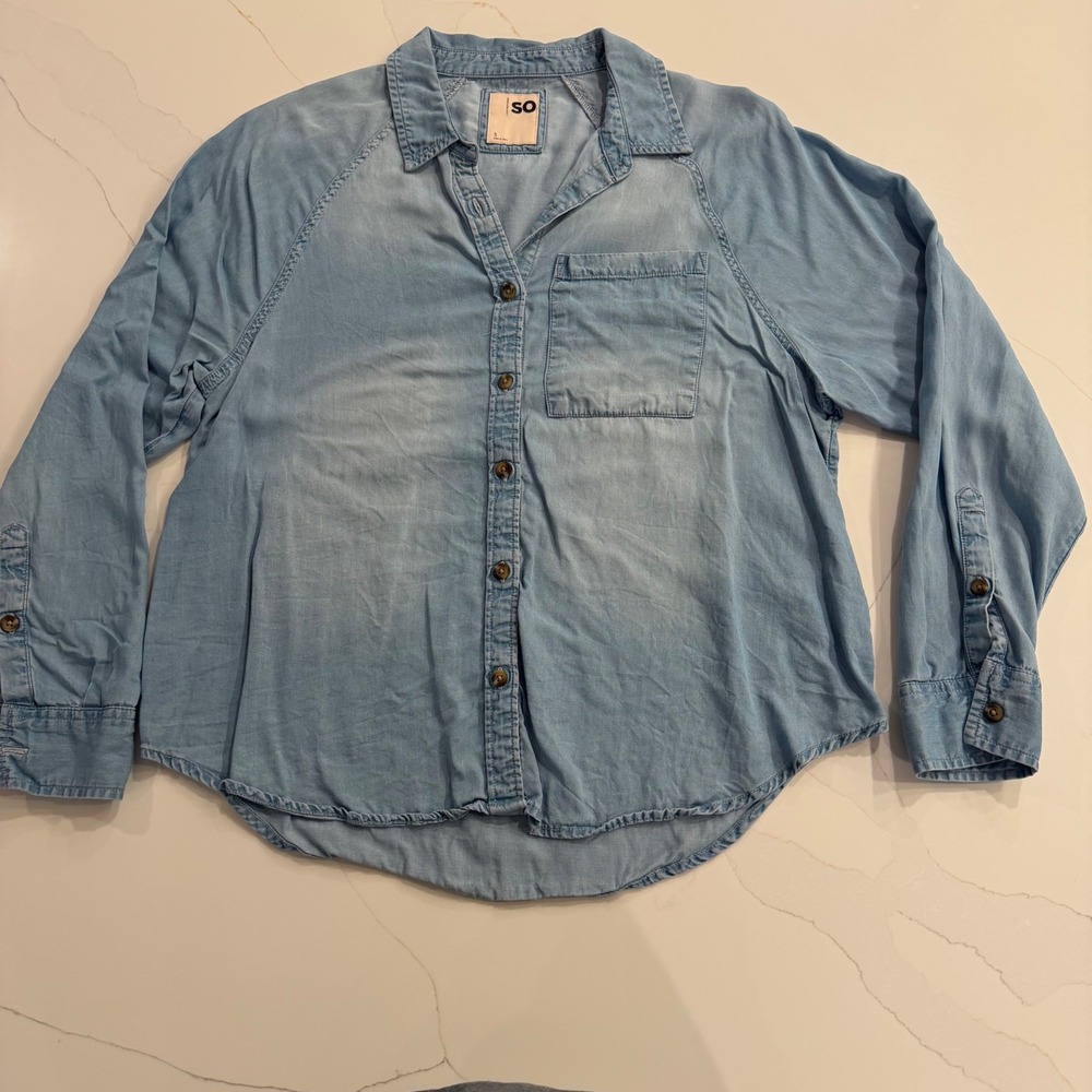 SO Womens Light Wash Chambray Button Down Shirt Long Sleeve Relaxed Fit Small